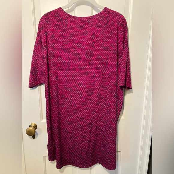 Lularoe Woman’s Medium Tee T Shirt Burgundy Pink Paisley Floral High Low - Picture 4 of 12